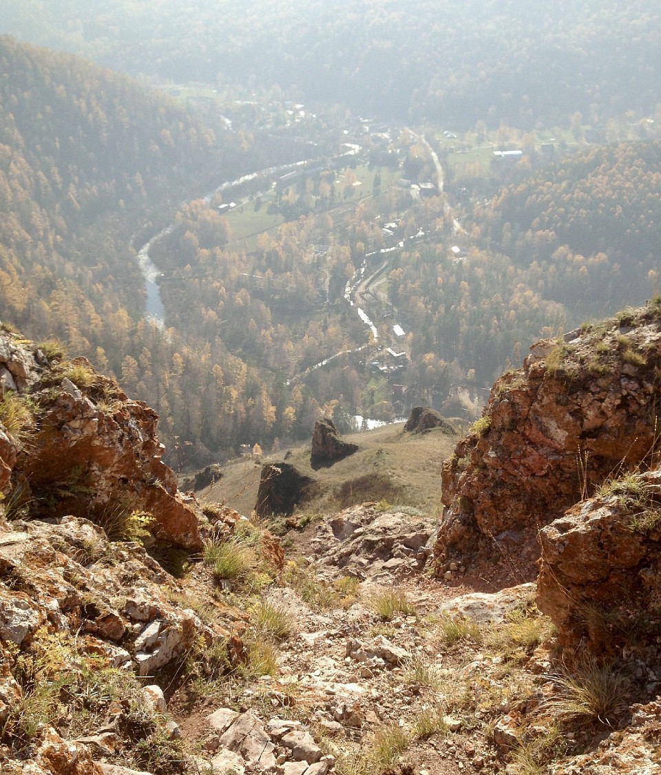 Торгашинский хребет (пригород Красноярска). Миллионы лет назад Торгашинский хребет был дном мелководного моря. Скальные выходы — это песчаники красного, желтого и серого окраса.